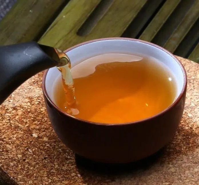 Nước trà quá nóng sẽ làm mất chất dinh dưỡng trong trà (Ảnh: Internet).