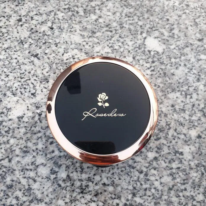 Hộp phấn phủ kiềm dầu Beauskin Rosedew Finish Two-Way Cake có hình dáng sang chảnh, ngộ nghĩnh, dễ thương (ảnh: BlogAnChoi).