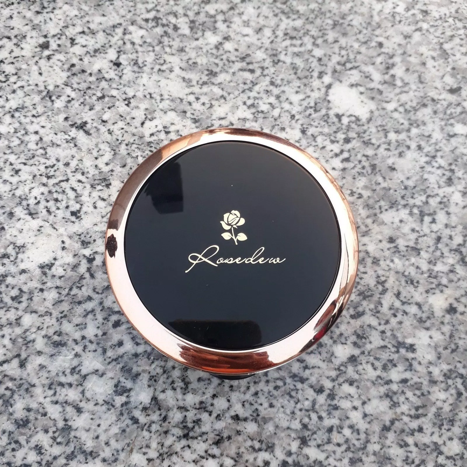 Hộp phấn phủ kiềm dầu Beauskin Rosedew Finish Two-Way Cake có hình dáng sang chảnh, ngộ nghĩnh, dễ thương (ảnh: BlogAnChoi).