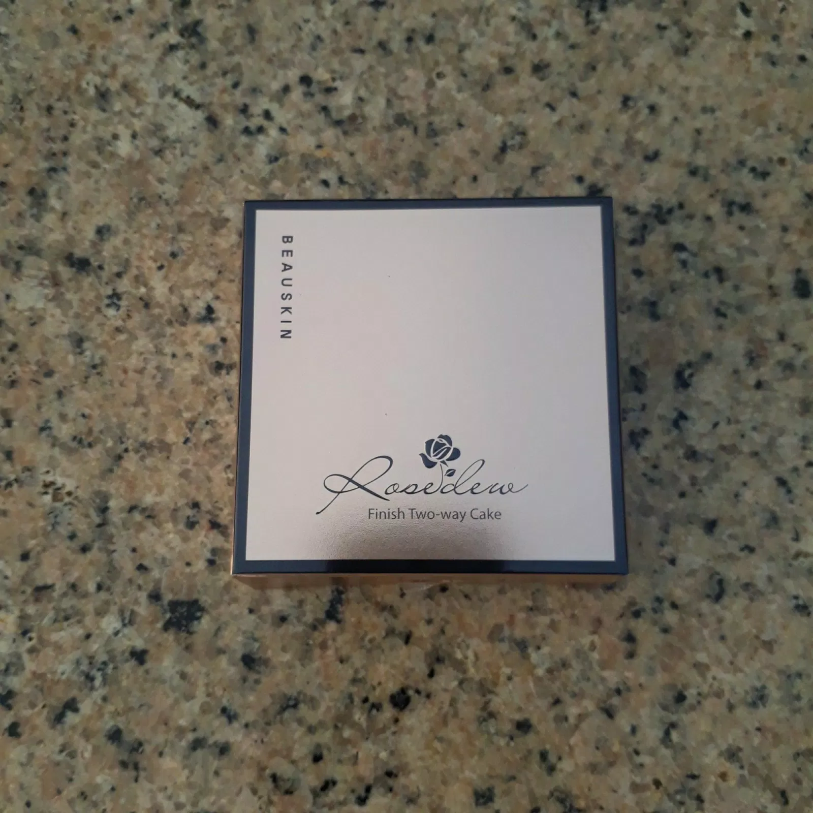 Vỏ hộp mang thiết kế chắc chắn, cẩn thận trên chất liệu gồm hai lớp bìa cotton (ảnh: BlogAnChoi).