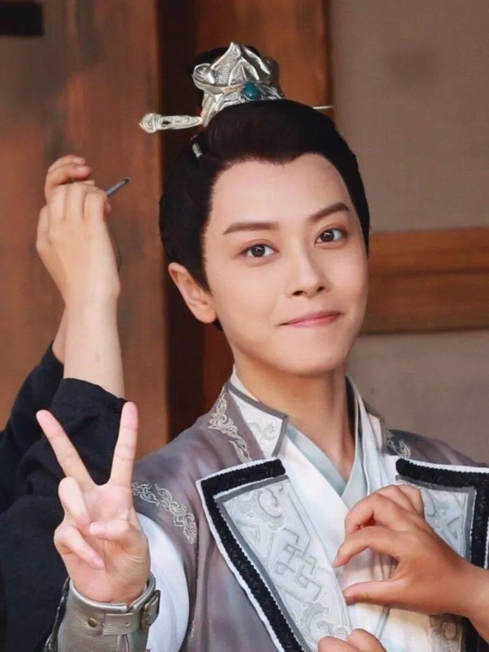 Even the behind-the-scenes photos can't hide his handsomeness.  (Photo: Internet)