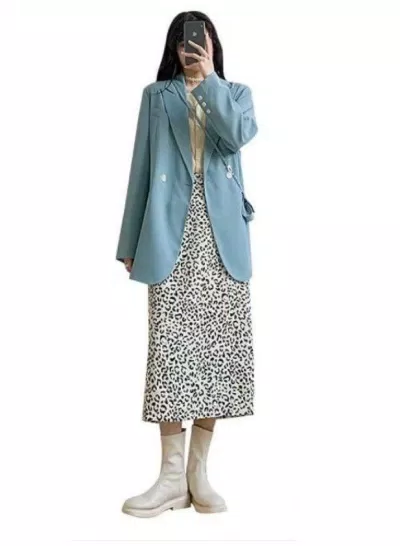 Blazer xanh nhạt đi kèm với chân váy dài hoạt tiết da báo là hết xảy (Nguồn: BlogAnChoi) Blazer xanh nhạt đi kèm với chân váy dài hoạt tiết da báo là hết xảy (Nguồn: BlogAnChoi)