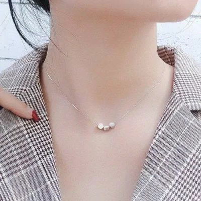 Vòng cổ dây mảnh giúp cả bộ đồ không bị quá cồng kềnh (Nguồn: Internet) Vòng cổ dây mảnh giúp cả bộ đồ không bị quá cồng kềnh (Nguồn: Internet)