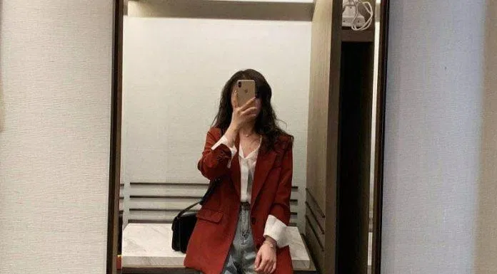 Quần baggy xanh nhạt và blazer màu sắn gấu (Nguồn: Internet)