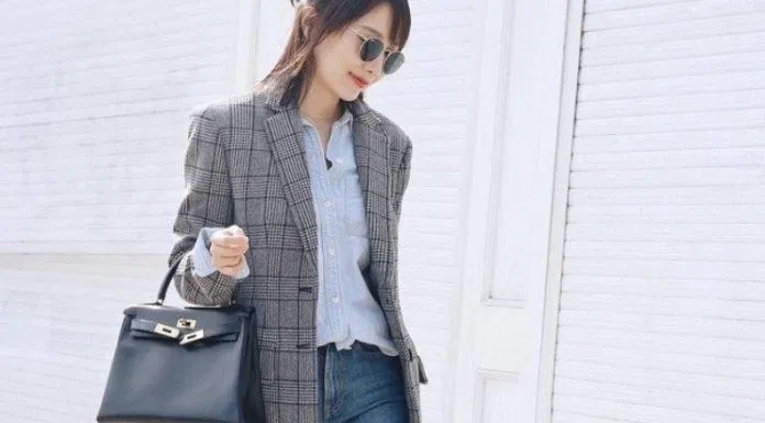 Thanh lịch với blazer khoác ngoài áo sơ mi và đôi boot màu nâu nhạt (Nguồn: Internet)