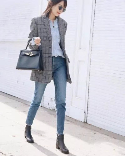 Thanh lịch với blazer khoác ngoài áo sơ mi và đôi boot màu nâu nhạt (Nguồn: Internet) Thanh lịch với blazer khoác ngoài áo sơ mi và đôi boot màu nâu nhạt (Nguồn: Internet)