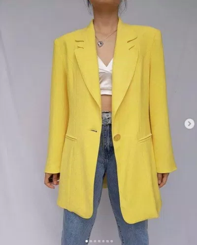 Nổi bật với blazer màu vàng (Nguồn: BlogAnChoi) Nổi bật với blazer màu vàng (Nguồn: BlogAnChoi)