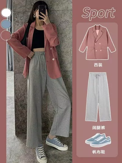 Cả set đồ cân đối hơn với 3 màu: Blazer màu hồng + quần xám + giày thể thao màu xanh (Nguồn: BlogAnChoi) Cả set đồ cân đối hơn với 3 màu: Blazer màu hồng + quần xám + giày thể thao màu xanh (Nguồn: BlogAnChoi)
