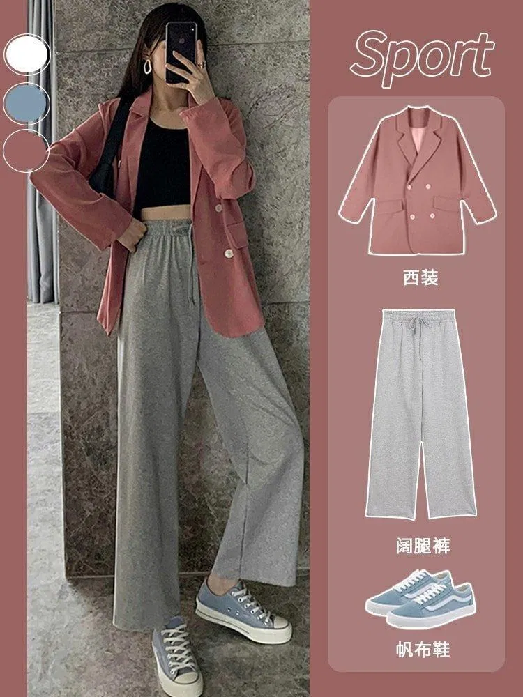Cả set đồ cân đối hơn với 3 màu: Blazer màu hồng + quần xám + giày thể thao màu xanh (Nguồn: BlogAnChoi) Cả set đồ cân đối hơn với 3 màu: Blazer màu hồng + quần xám + giày thể thao màu xanh (Nguồn: BlogAnChoi)