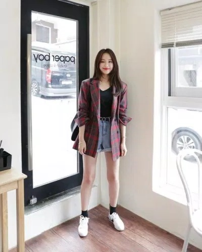 Họa tiết caro đỏ trẻ trung tạo điểm nhấn cho blazer (Nguồn: Internet) Họa tiết caro đỏ trẻ trung tạo điểm nhấn cho blazer (Nguồn: Internet)