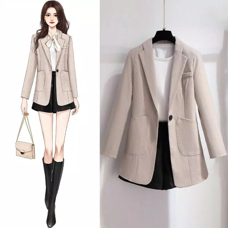 Nhã nhặn với chân váy xếp ly mix blazer màu kem và đi cùng boots đen (Nguồn: BlogAnChoi) Nhã nhặn với chân váy xếp ly mix blazer màu kem và đi cùng boots đen (Nguồn: BlogAnChoi)
