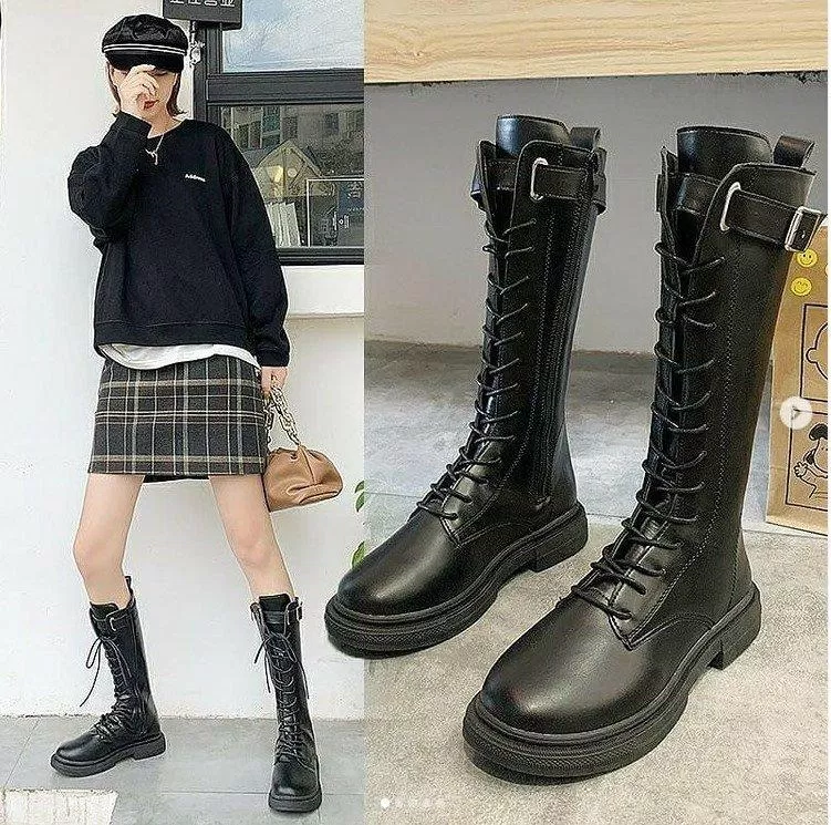 Boots cổ cao có xiết đai giúp chân thêm gọn gàng (Nguồn: Internet) Boots cổ cao có xiết đai giúp chân thêm gọn gàng (Nguồn: Internet)
