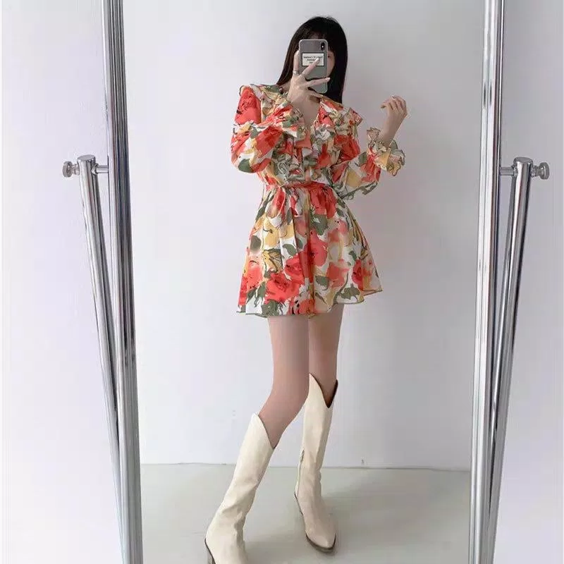 Váy liền xiết eo nhẹ nhàng cùng boots cao cổ trắng (Nguồn: BlogAnChoi) Váy liền xiết eo nhẹ nhàng cùng boots cao cổ trắng (Nguồn: BlogAnChoi)