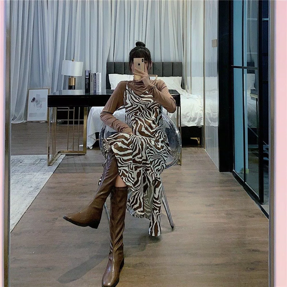 Nổi bật cùng boots sáng màu và váy dây họa tiết (Nguồn: BlogAnChoi) Nổi bật cùng boots sáng màu và váy dây họa tiết (Nguồn: BlogAnChoi)