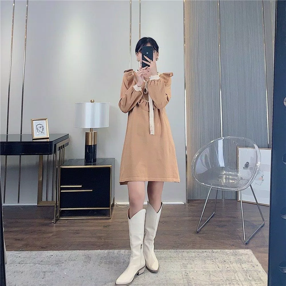 Váy liền xinh xắn phối boots trắng (Nguồn: BlogAnChoi) Váy liền xinh xắn phối boots trắng (Nguồn: BlogAnChoi)