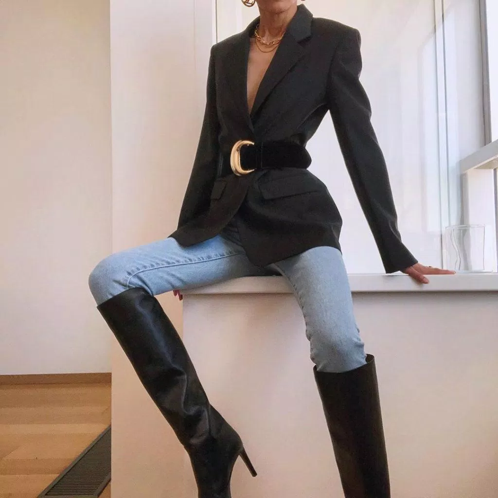 Áo và boots cùng màu tạo sự nhã nhặn (Nguồn: Internet) Áo và boots cùng màu tạo sự nhã nhặn (Nguồn: Internet)