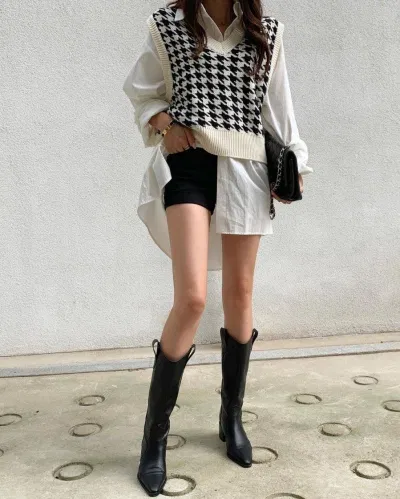 Boots cao cổ đi cùng với áo sơ mì dáng dài (Nguồn: BlogAnChoi) Boots cao cổ đi cùng với áo sơ mì dáng dài (Nguồn: BlogAnChoi)