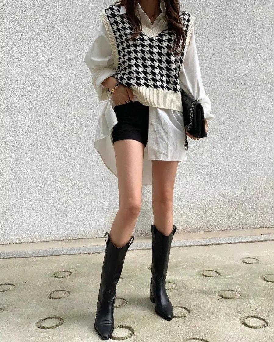 Boots cao cổ đi cùng với áo sơ mì dáng dài (Nguồn: BlogAnChoi) Boots cao cổ đi cùng với áo sơ mì dáng dài (Nguồn: BlogAnChoi)