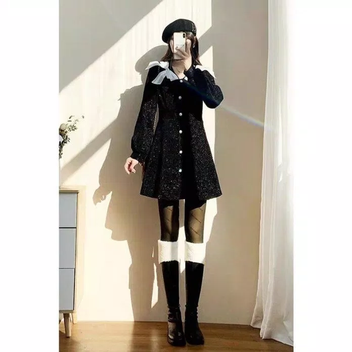 Nhẹ nhàng với váy đen và boots đen (Nguồn: BlogAnChoi) Nhẹ nhàng với váy đen và boots đen (Nguồn: BlogAnChoi)