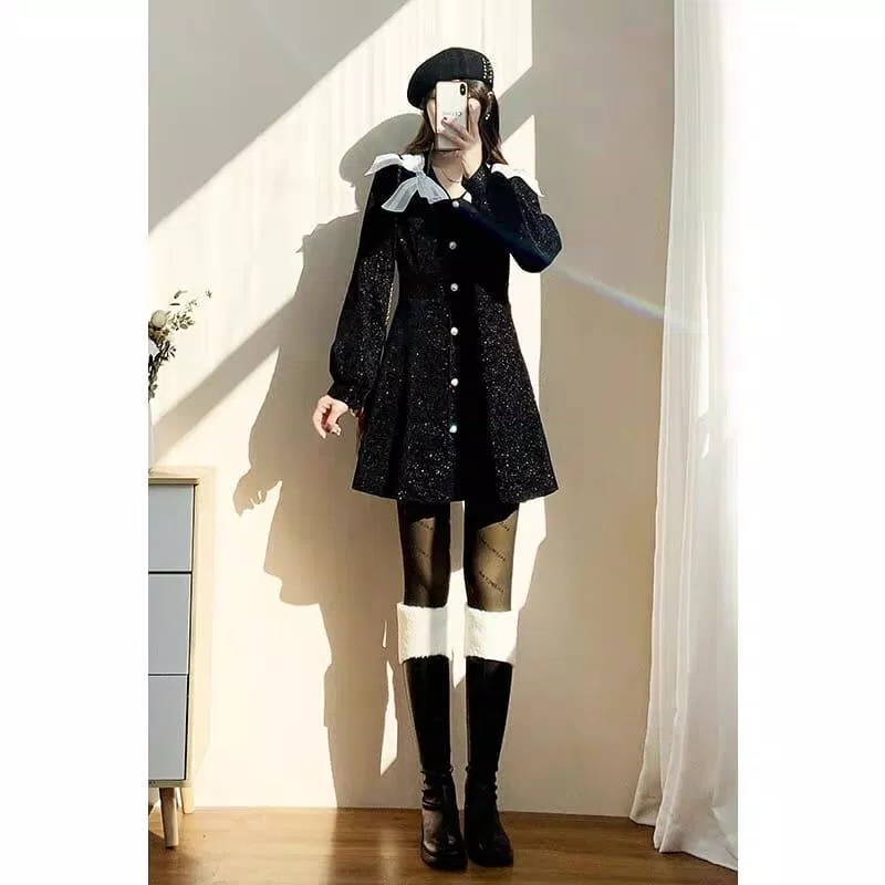 Nhẹ nhàng với váy đen và boots đen (Nguồn: BlogAnChoi) Nhẹ nhàng với váy đen và boots đen (Nguồn: BlogAnChoi)