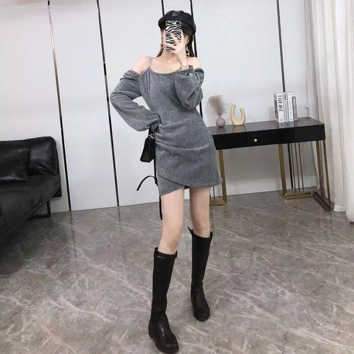 Váy liền trễ vai phối cùng boots cực sang chảnh (Nguồn: BlogAnChoi) Váy liền trễ vai phối cùng boots cực sang chảnh (Nguồn: BlogAnChoi)