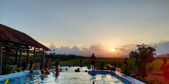 Khung cảnh chiều tại bể bơi tại Phong Nha Farmstay (Nguồn: Internet)