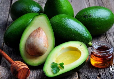 Bơ cũng giúp gan thải sạch các chất độc và điều chỉnh lượng cholesterol trong cơ thể. (Nguồn: Internet) Bơ cũng giúp gan thải sạch các chất độc và điều chỉnh lượng cholesterol trong cơ thể. (Nguồn: Internet)