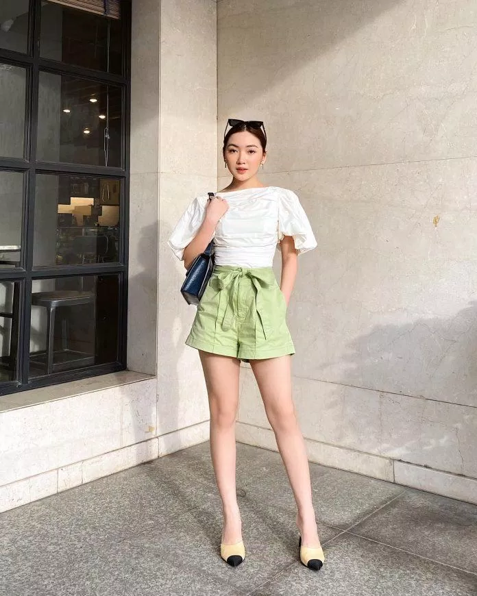 Điệu đà nhưng vẫn thanh lịch cùng quần short vải mix cùng áo kiểu điệu đà (Nguồn: Internet) Điệu đà nhưng vẫn thanh lịch cùng quần short vải mix cùng áo kiểu điệu đà (Nguồn: Internet)