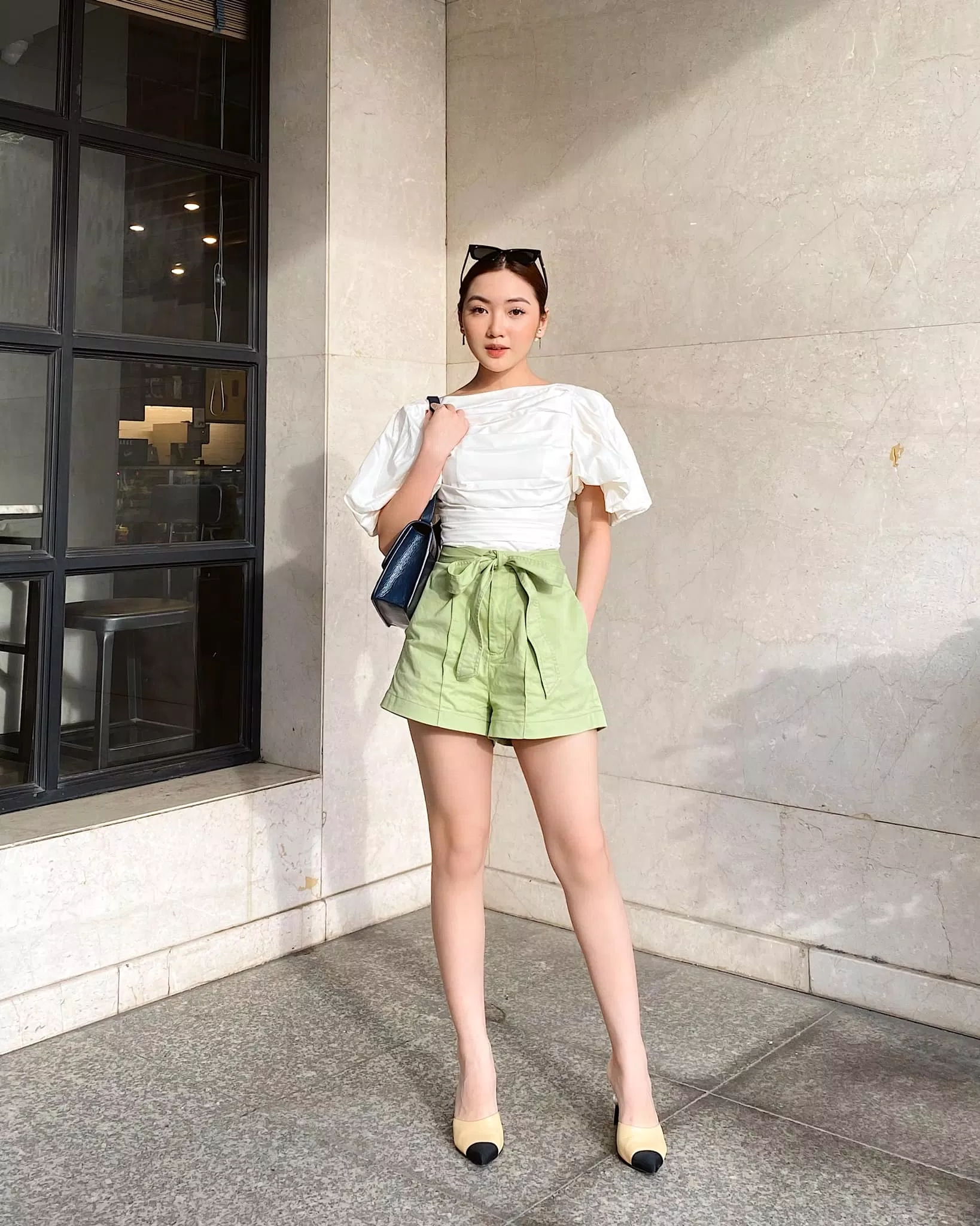 Điệu đà nhưng vẫn thanh lịch cùng quần short vải mix cùng áo kiểu điệu đà (Nguồn: Internet) Điệu đà nhưng vẫn thanh lịch cùng quần short vải mix cùng áo kiểu điệu đà (Nguồn: Internet)