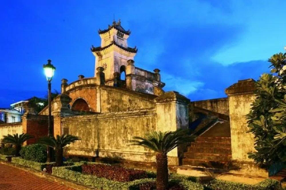 Nét đẹp về đêm của Quảng Bình Quan (Nguồn: Internet)