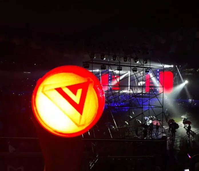 Caratbong đổi màu để cổ vũ cho Red Velvet (Nguồn: stardustshua/twitter)