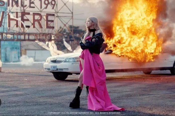 Hoa hồng bên chiếc siêu xe bốc cháy (nguồn: internet)