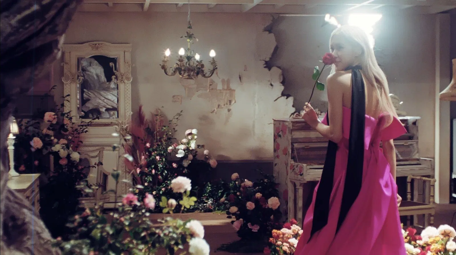 Giải mã loạt chi tiết trong MV On The Ground của Rosé (BLACKPINK) Black Pink MV On The Ground của Rosé BLACKPINK on the ground Rose