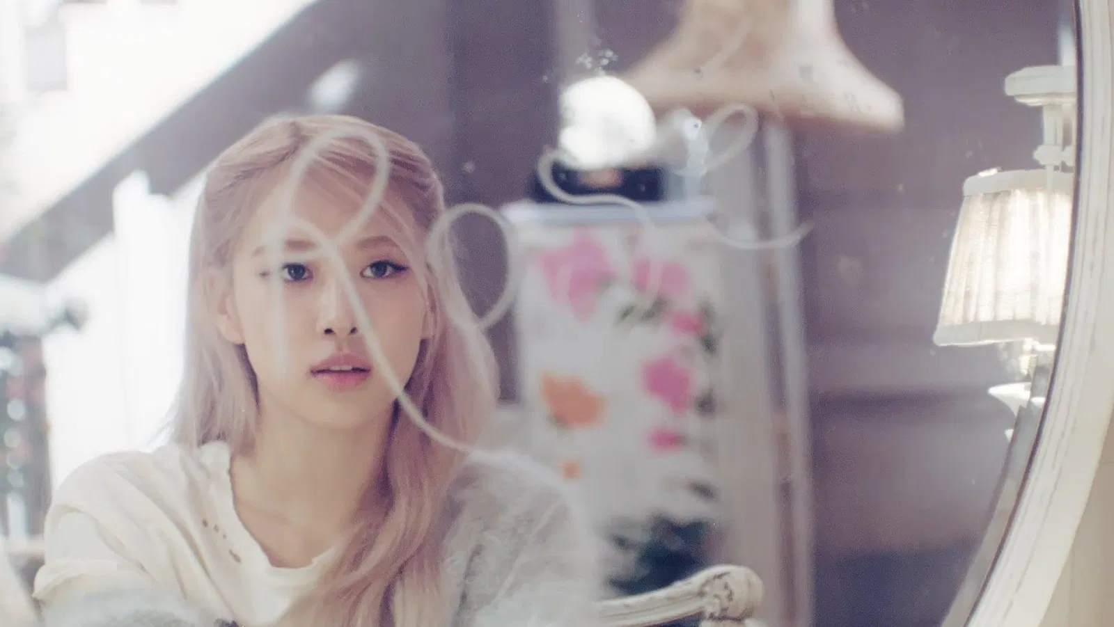 Giải mã loạt chi tiết trong MV On The Ground của Rosé (BLACKPINK) Black Pink MV On The Ground của Rosé BLACKPINK on the ground Rose