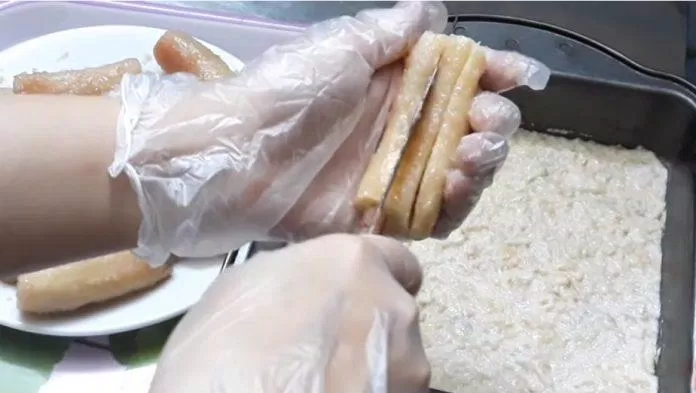 Một lớp chuối và một lớp bánh mì xen kẻ sẽ giúp bánh ngon và không ngáy (Nguồn: Internet)