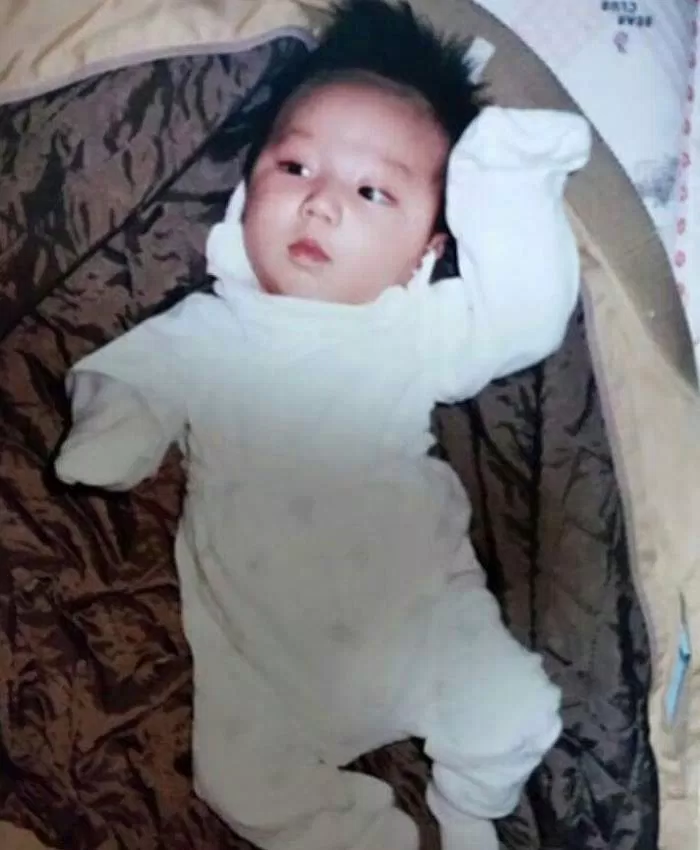 Dáng vẻ ngoan ngoãn, dễ thương của anh chàng ngày bé (Ảnh: Internet)