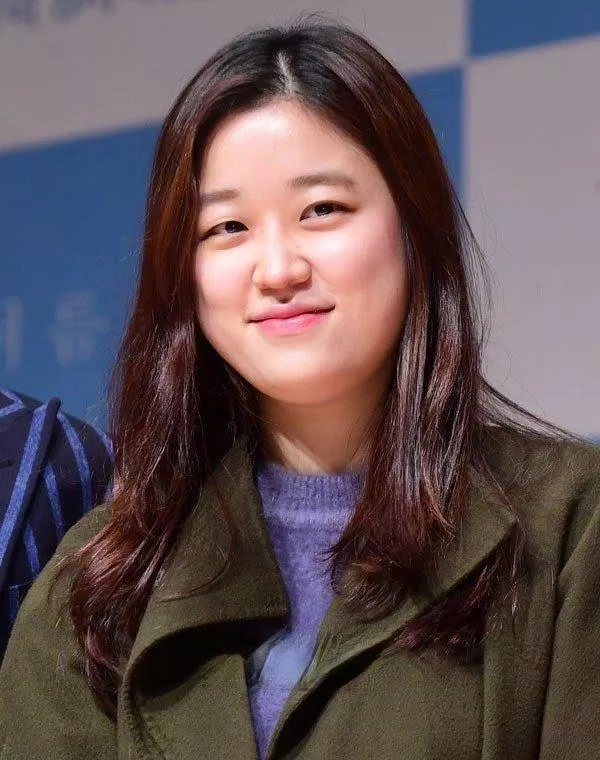 Đạo diễn Shim Na Yeon lần đầu đạt được thành công với bộ phim truyền hình Moment at Eighteen. (Ảnh: Internet) Đạo diễn Shim Na Yeon lần đầu đạt được thành công với bộ phim truyền hình Moment at Eighteen. (Ảnh: Internet)