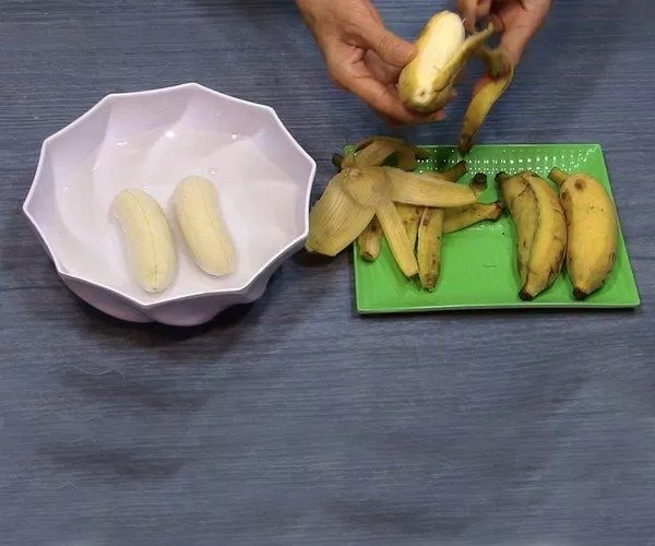 Để chuối có màu đẹp bạn nên ngâm chuối trong nước muỗi loãng (Nguồn: Internet)