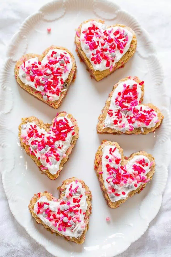 Bánh quy hình trái tim phết socola trắng (Ảnh: Internet)