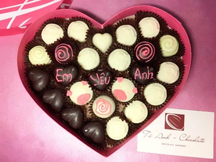 Hộp kẹo socola trắng và đen trái tim (Ảnh: Internet)