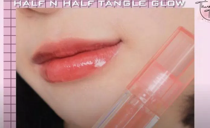 HT01 sẽ giúp đôi môi bạn thêm căng mọng với những hạt nhũ bắt sáng li ti (Nguồn: BlogAnChoi) HT01 sẽ giúp đôi môi bạn thêm căng mọng với những hạt nhũ bắt sáng li ti (Nguồn: BlogAnChoi)