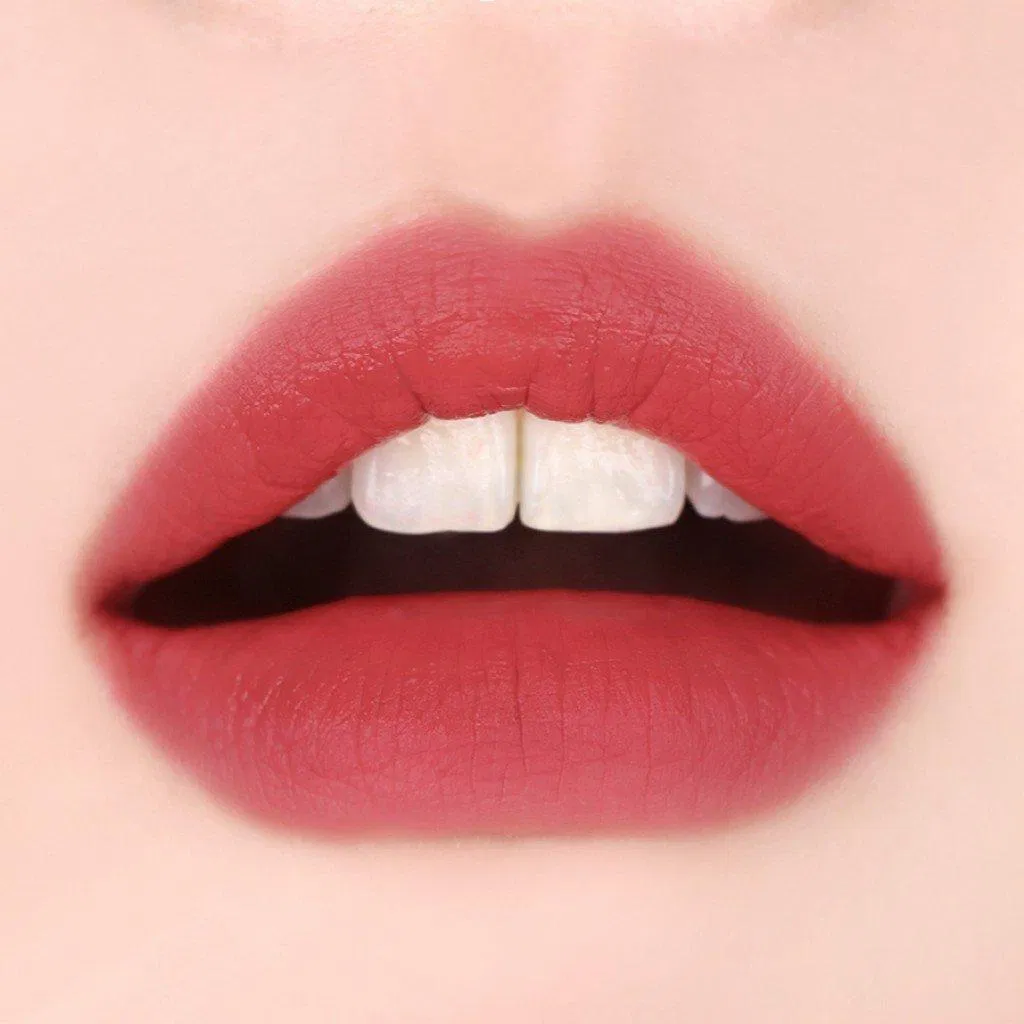 Bạn thấy màu số 05 này khi son full môi nhìn rất quyến rũ phải không? (Nguồn: Internet).