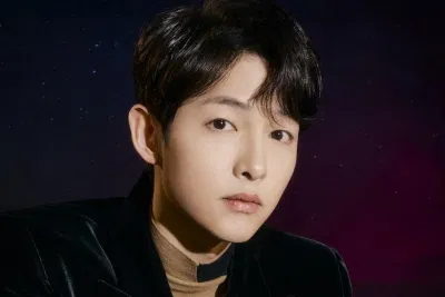 Song Joong Ki sở hữu đôi mắt một mí vừa đẹp vừa thu hút. (Nguồn: Internet)