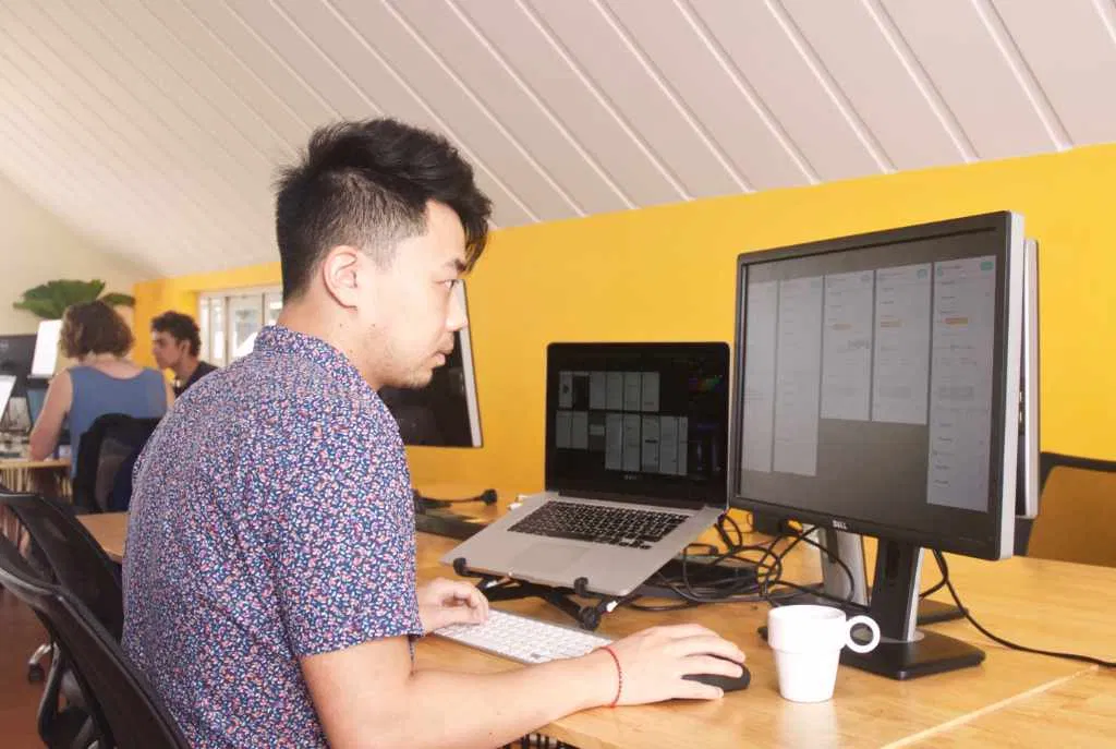 Bàn làm việc chuyên dụng được cung cấp sẵn máy tính để bàn. Nguồn: Spiced.vn Bàn làm việc chuyên dụng được cung cấp sẵn máy tính để bàn. Nguồn: Spiced.vn