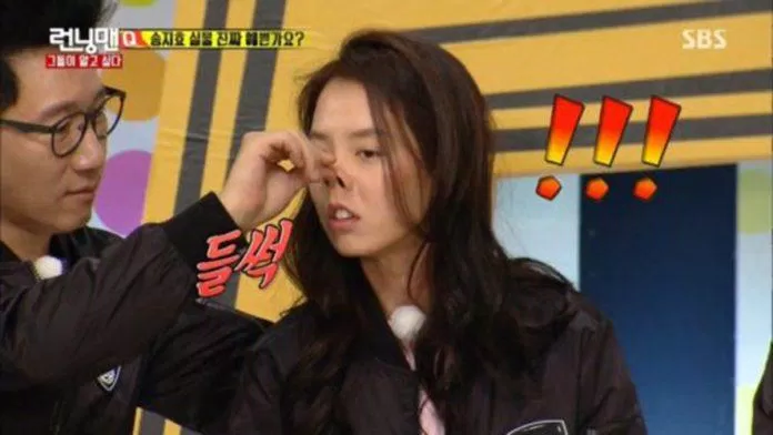 Kiểm tra mũi Ji Hyo và đánh tan những lời đồn Ji Hyo sửa mũi . ( Ảnh : Internet)