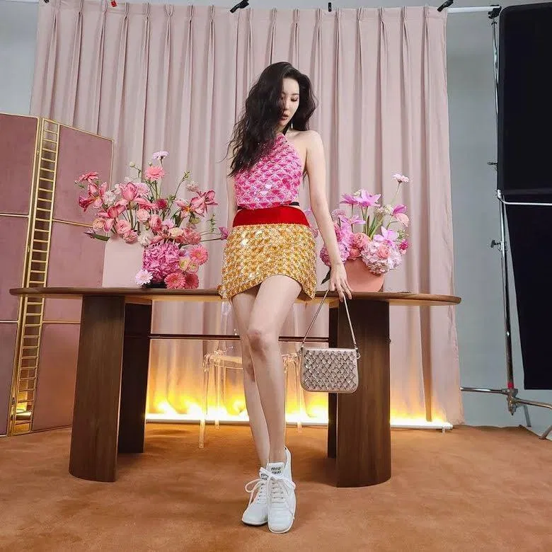 Sunmi sở hữu chiếc túi Sassy của thương hiệu Miu Miu. (Nguồn: Internet)