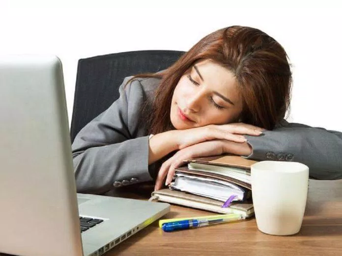Giấc ngủ trưa ngắn sẽ giúp bạn sáng suốt hơn trong thời gian còn lại của ngày làm việc (Ảnh: Internet).