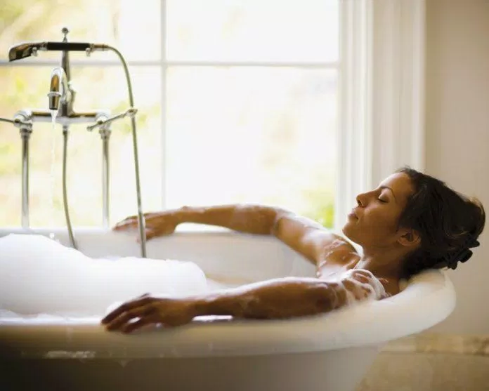 Tắm với nước nóng và xà phòng có thể gây khô da. (Nguồn: Internet)