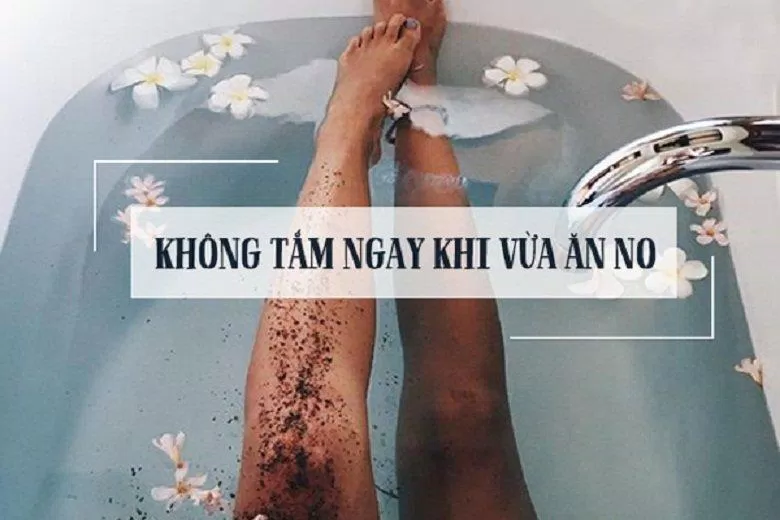 Tắm ngay sau khi ăn no là thói quen tai hại cần thay đổi bạn nhé (Ảnh: Internet).