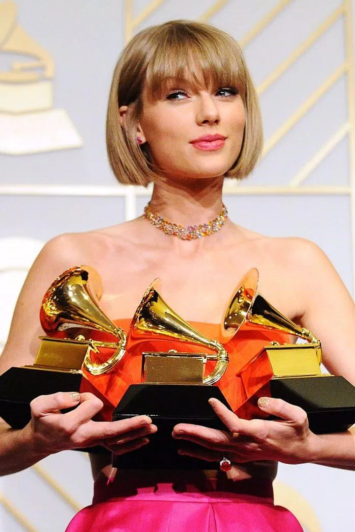 Taylor Swift với 3 giải Grammy (Ảnh: Internet)